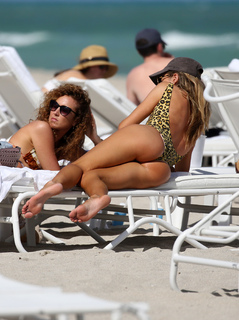 Doutzen Kroes feet photo thumbnail