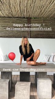 Elle Macpherson feet photo thumbnail