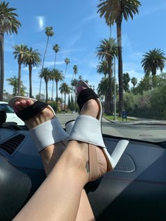 Katy Perry feet photo thumbnail
