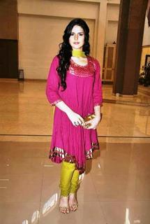 Zareen Khan feet photo thumbnail