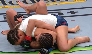 Karolina Kowalkiewicz feet photo thumbnail