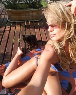 Lívia Andrade feet photo thumbnail