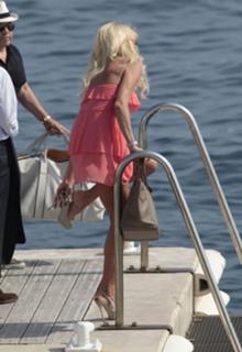 Victoria Silvstedt feet photo thumbnail