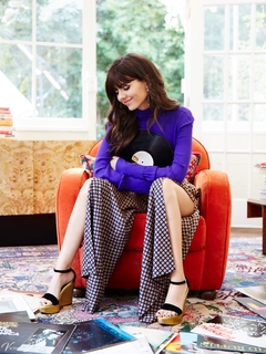 Victoria Justice feet photo thumbnail