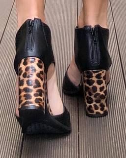 Adriane Galisteu feet photo thumbnail