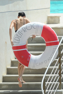 Kendall Jenner feet photo thumbnail