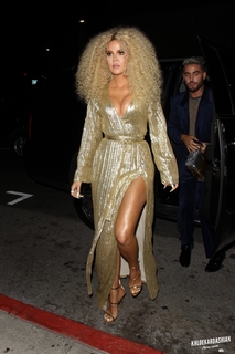 Khloé Kardashian feet photo thumbnail