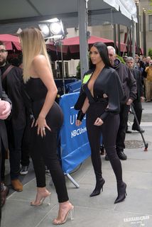 Khloé Kardashian feet photo thumbnail