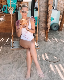 Molly Sims feet photo thumbnail