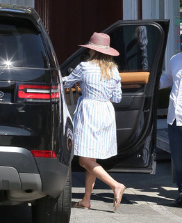 Reese Witherspoon feet photo thumbnail