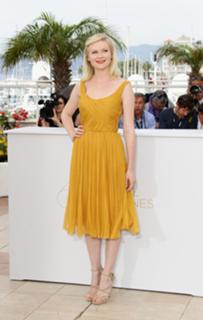 Kirsten Dunst feet photo thumbnail