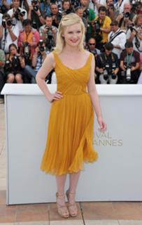 Kirsten Dunst feet photo thumbnail