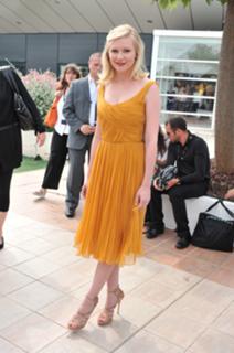 Kirsten Dunst feet photo thumbnail