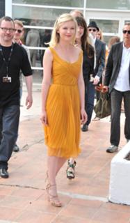 Kirsten Dunst feet photo thumbnail