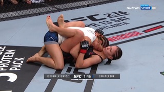 Karolina Kowalkiewicz feet photo thumbnail