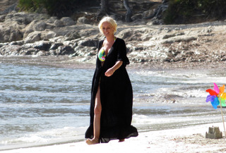 Denise Van Outen feet photo thumbnail
