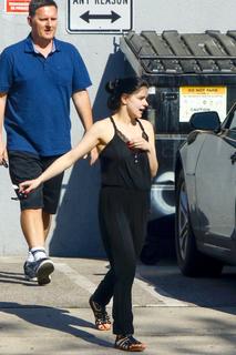 Ariel Winter feet photo thumbnail