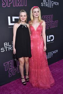 Dakota Fanning feet photo thumbnail