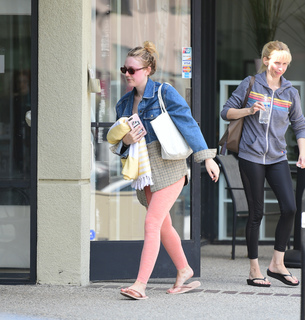 Dakota Fanning feet photo thumbnail