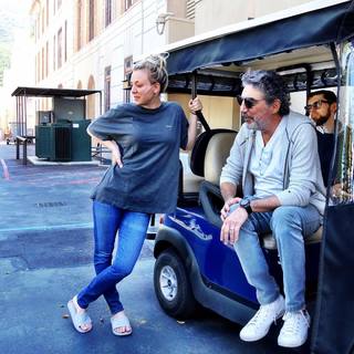 Kaley Cuoco feet photo thumbnail