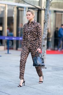 Olivia Holt feet photo thumbnail