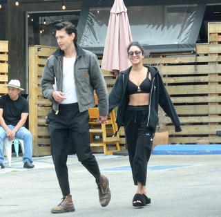 Vanessa Hudgens feet photo thumbnail