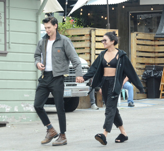 Vanessa Hudgens feet photo thumbnail