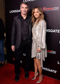 Halle Berry feet photo thumbnail