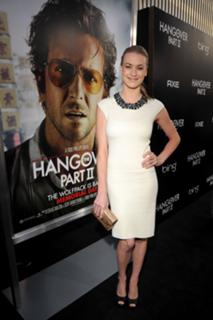 Yvonne Strahovski feet photo thumbnail