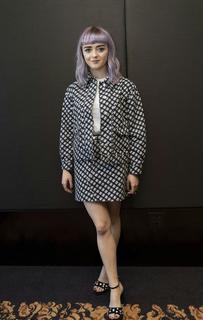 Maisie Williams feet photo thumbnail