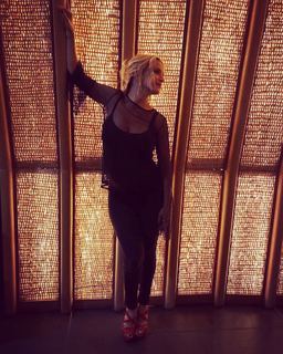 Luisana Lopilato feet photo thumbnail