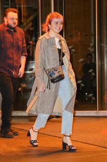 Maisie Williams feet photo thumbnail