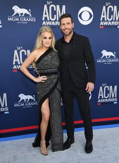 Carrie Underwood feet photo thumbnail