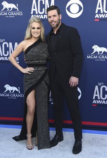 Carrie Underwood feet photo thumbnail