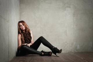 Miley Cyrus feet photo thumbnail