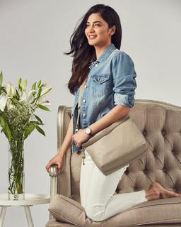 Shruti Haasan feet photo thumbnail