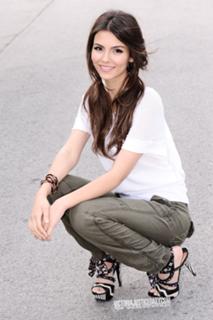 Victoria Justice feet photo thumbnail