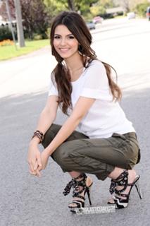Victoria Justice feet photo thumbnail