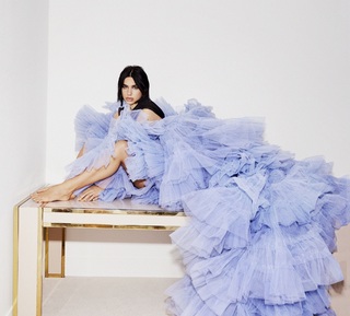 Dua Lipa feet photo thumbnail