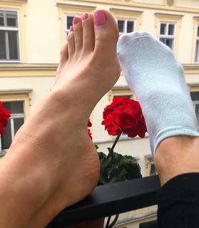 Emma Lovett feet photo thumbnail