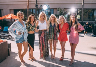 Carrie Underwood feet photo thumbnail