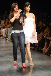 Dia Mirza feet photo thumbnail