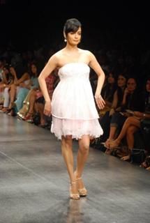 Dia Mirza feet photo thumbnail