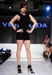 Dia Mirza feet photo thumbnail