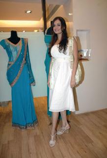 Dia Mirza feet photo thumbnail