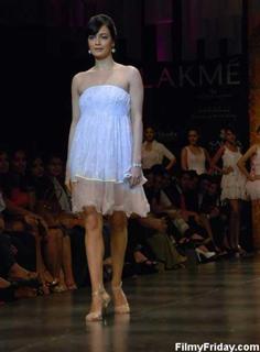 Dia Mirza feet photo thumbnail