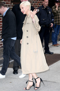 Michelle Williams feet photo thumbnail