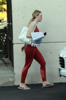 Dakota Fanning feet photo thumbnail