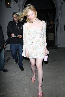 Elle Fanning feet photo thumbnail