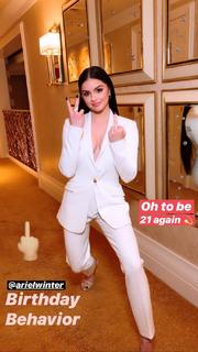 Ariel Winter feet photo thumbnail